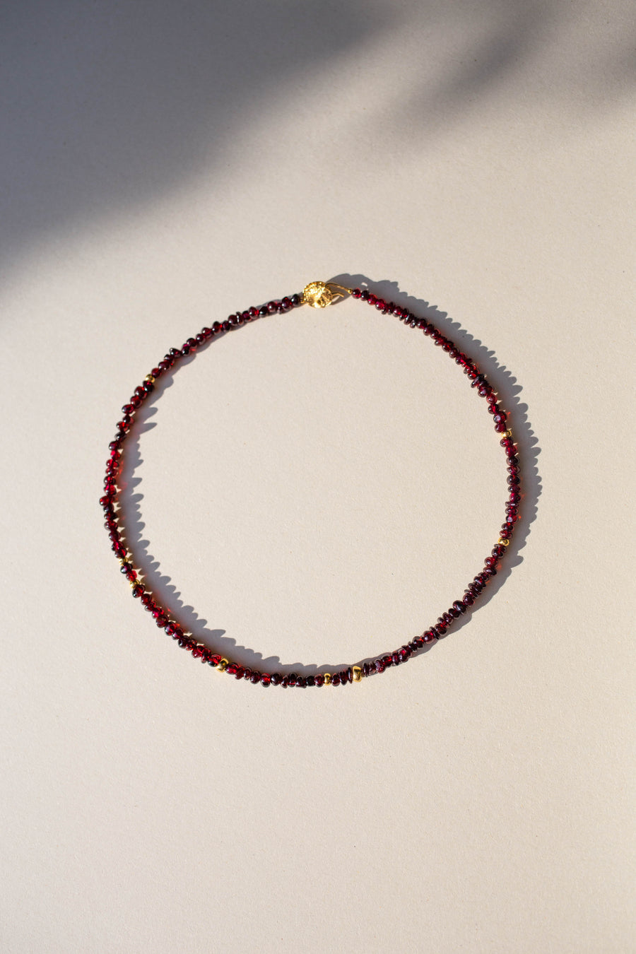 RA NECKLACE WITH GARNET gold