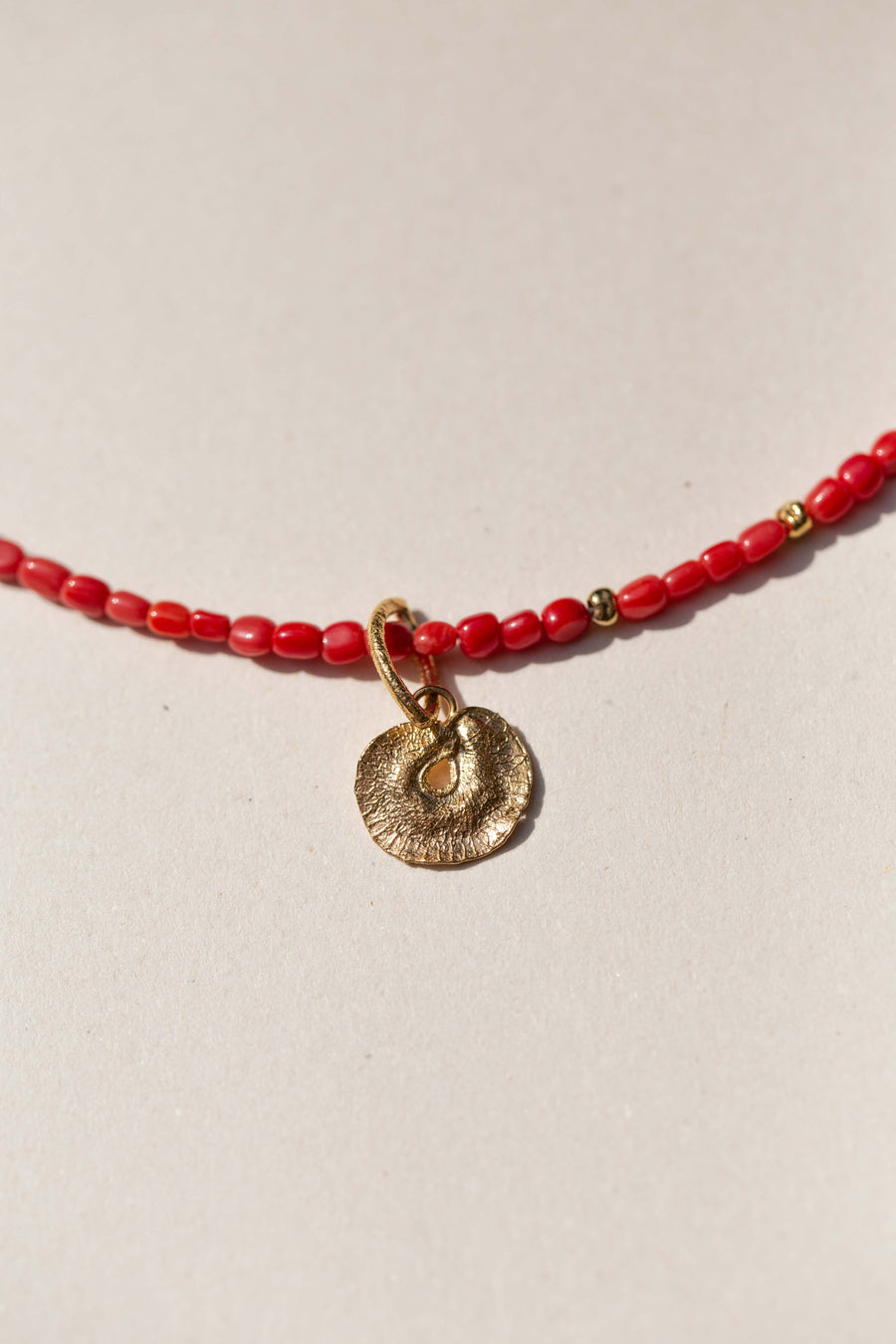 RA NECKLACE WITH CORAL + PENDANT gold